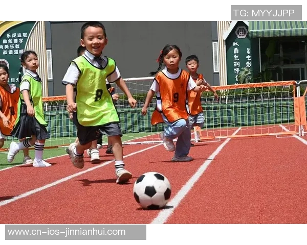 提升足球技能的趣味训练视频让你在快乐中进步和成长